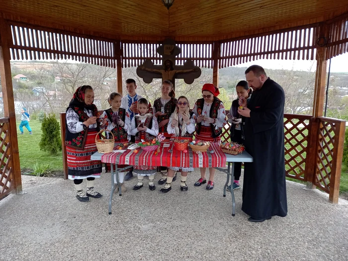 Preotul Cătălin Radu menține vie în sat tradiția încondeierii ouălor FOTO arhiva personală 
