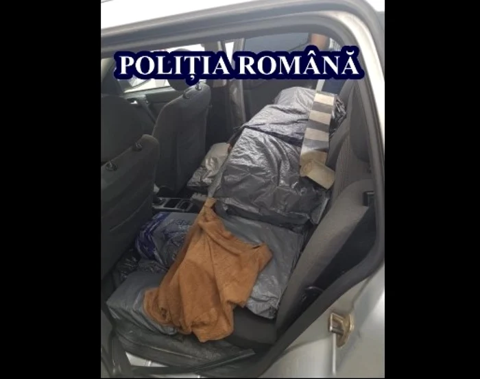 Poliţiştii au găsit ţigări de contrabandă în şapte autovehicule, folosite ca depozit