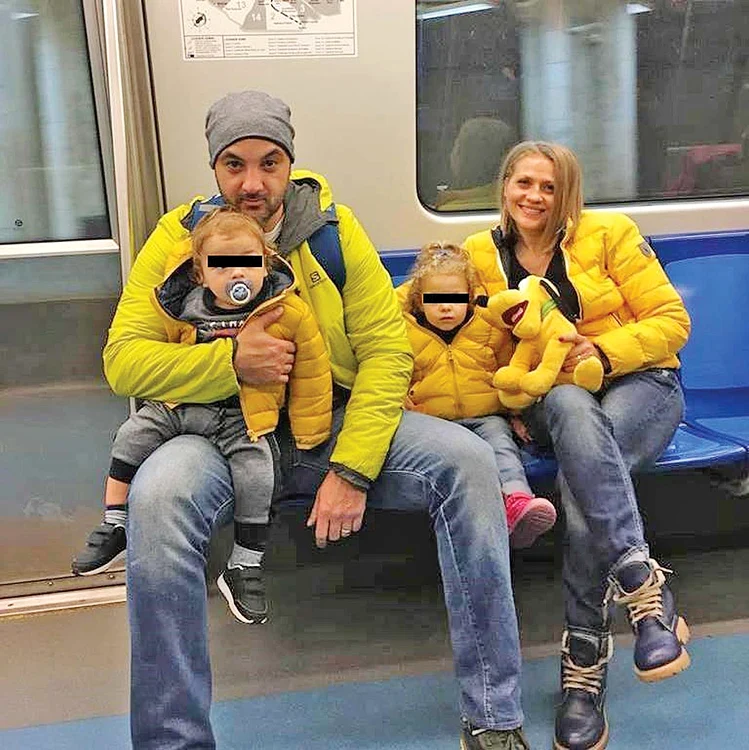 Mirela Vaida, alături de soţul ei şi de copii. Aici au preferat să evite traficul şi să ia metroul