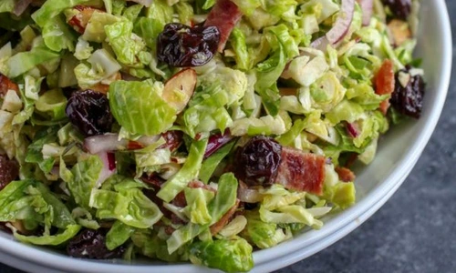 Salata de varza de Bruxelles cu sos vinaigrette jpeg