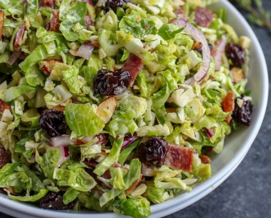 Salata de varza de Bruxelles cu sos vinaigrette jpeg