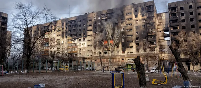 Blocuri lovite de bombardamentele rusești în martie 2022 la Mariupol