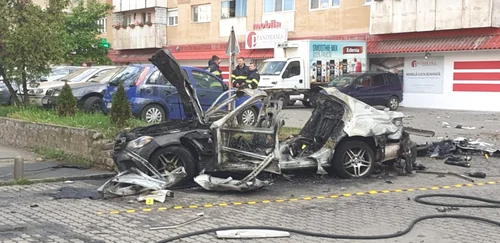 Masina explodata parcare supermarket Arad FOTO aradon.ro