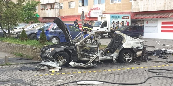Masina explodata parcare supermarket Arad FOTO aradon.ro