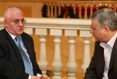 Mircea Sandu şi Dumitru Dragomir au primit " urări" din partea suporterilor olteni la sfârşit de an. Foto: Adevărul