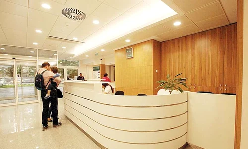 La intrarea în spital, pacienții pot obține informații de la recepție jpeg