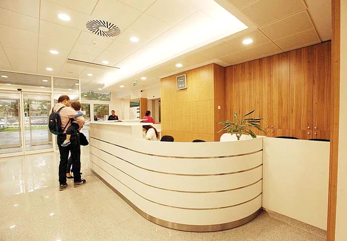 La intrarea în spital, pacienții pot obține informații de la recepție