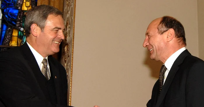 Preşedintele Traian Băsescu i-a înmânat decoraţia lui Laszlo Tokes, în 2009 FOTO Arhiva Adevărul