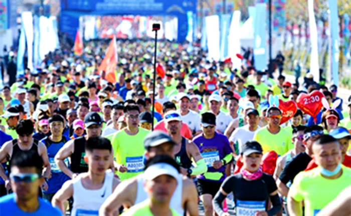 China. Mii de sportivi au participat la un semimaraton în Qingdao, din provincia ShandongFoto: Profimedia