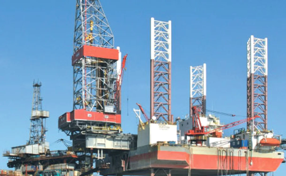
    În Marea Neagră vor fi instalate mai multe platforme petroliere în anii următori  