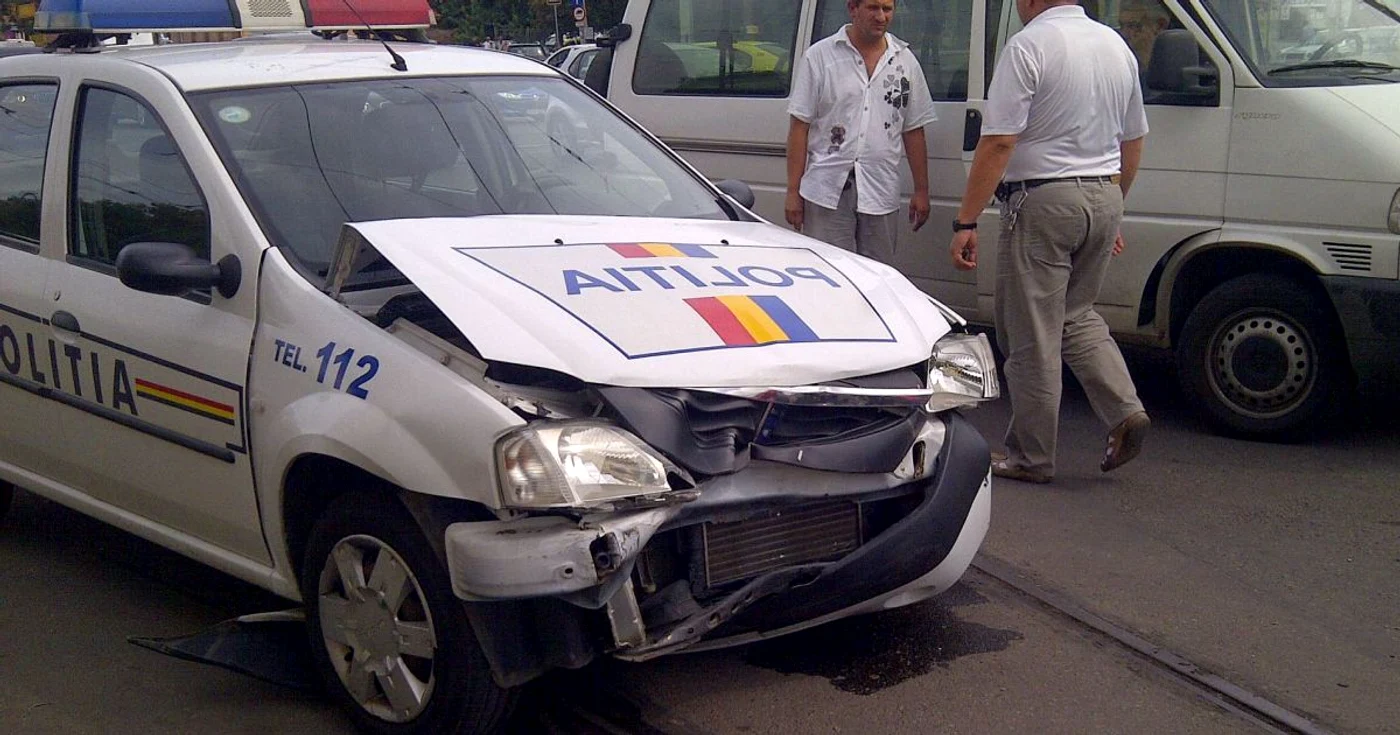 Maşina Poliţiei a fost avariată destul de grav. FOTO: opiniatimisoarei.ro