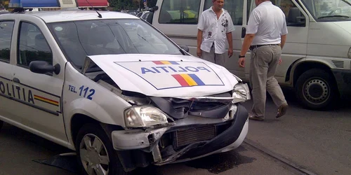 Accident cu maşina Poliţiei. FOTO