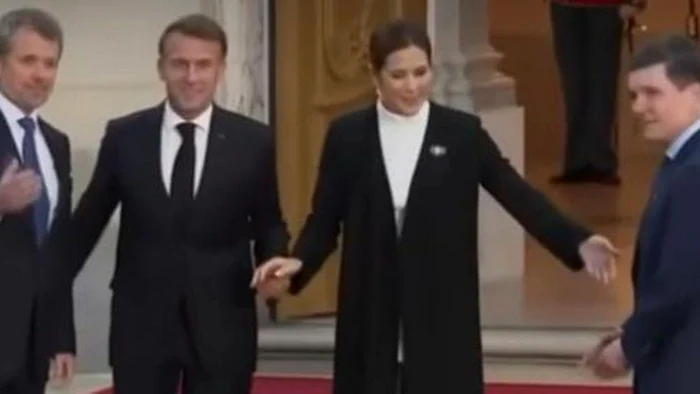 Regina Maria a Danemarcei l-a invitat cu amabilitate să se apropie