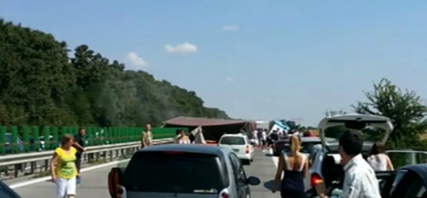 Un camion încărcat cu cereale a intrat într-un autoturismFoto captură/Digi 24