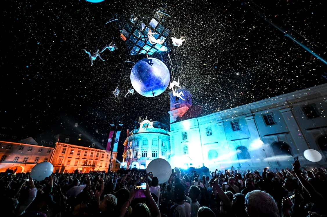 Acrobații în cadrul Festivalului Internațional de Teatru de la Sibiu Foto FITS Sebastian Marcovici
