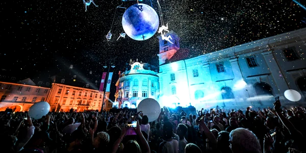 Acrobații în cadrul Festivalului Internațional de Teatru de la Sibiu Foto FITS credit Sebastian Marcovici jpg
