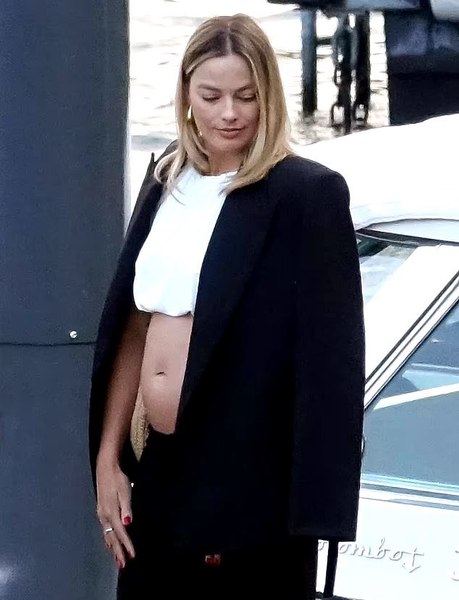 Margot Robbie va deveni mămică. Vedeta Barbie își dezvăluie burtica FOTO