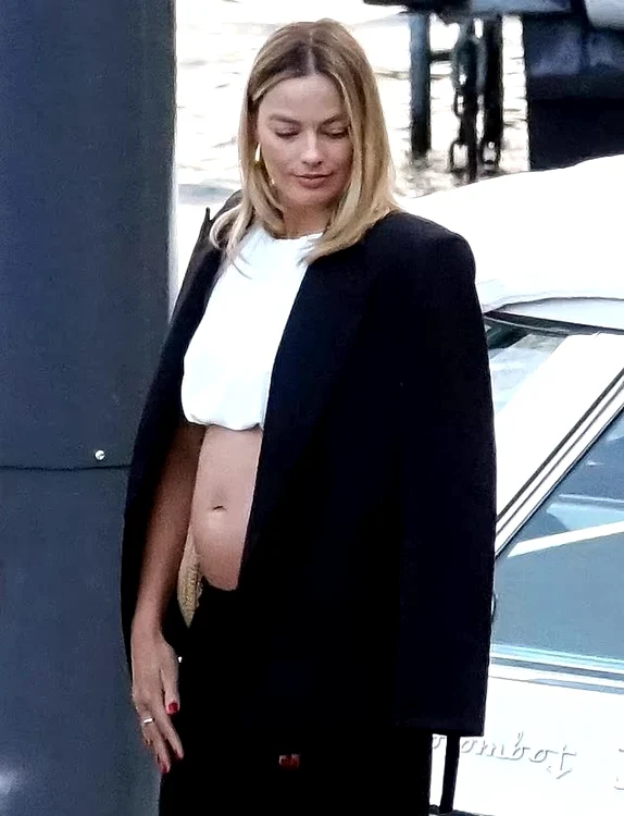 foto margot robbie cu burtică