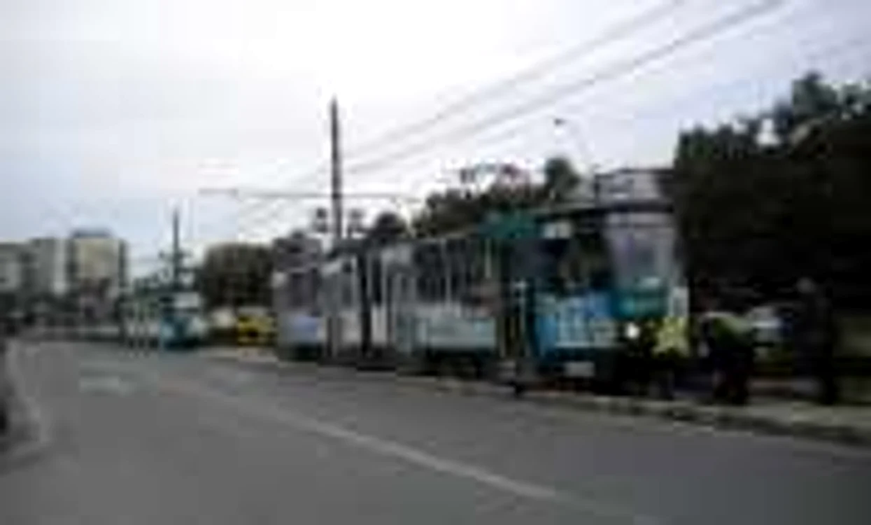 Oamenii au aşteptat în tramvaie să se deblocheze calea de rulare