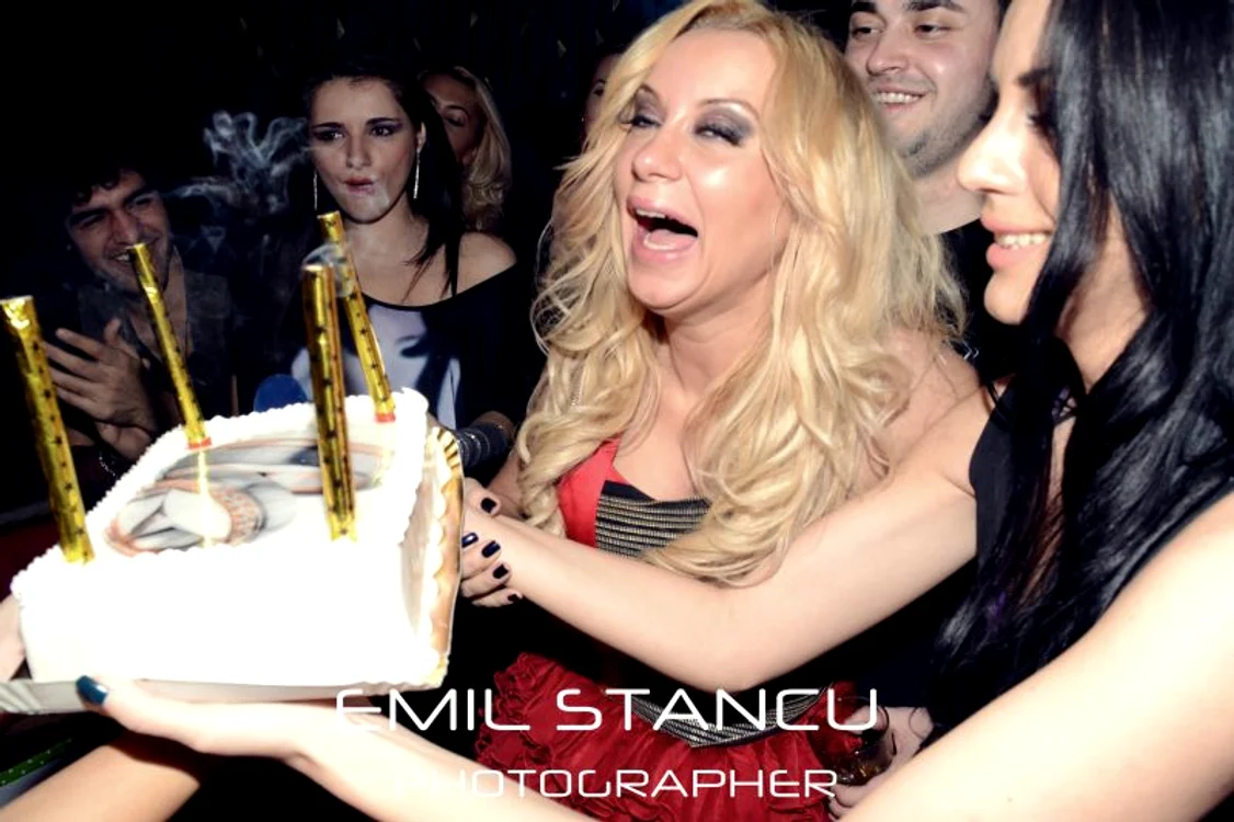 Simona Traşcă şi-a mai sărbătorit ziua de naştere o dată cu un stripper. (Foto: Emil Stancu)