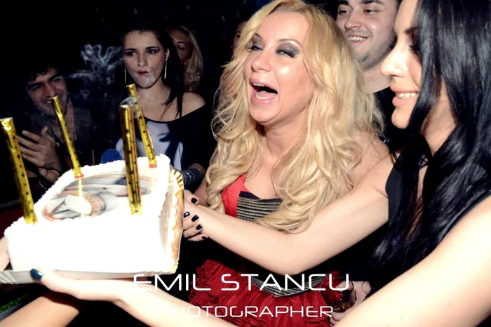 Simona Traşcă şi-a mai sărbătorit ziua de naştere o dată cu un stripper. (Foto: Emil Stancu)