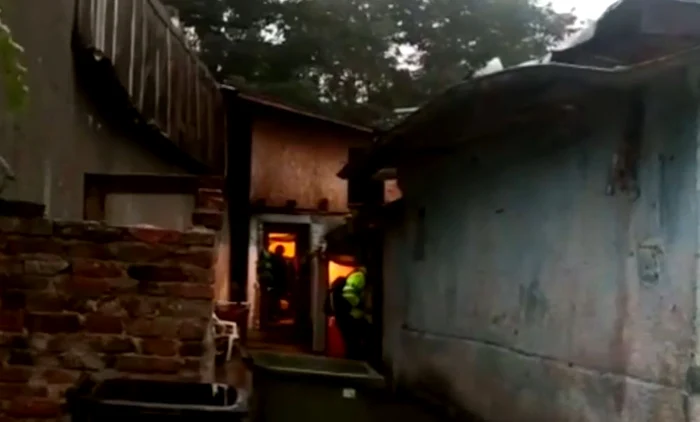 
    Poliţiştii au demarat o amplă acţiune de verificare a locuinţelor din Lacul Tei foto: captură video Antena 3  