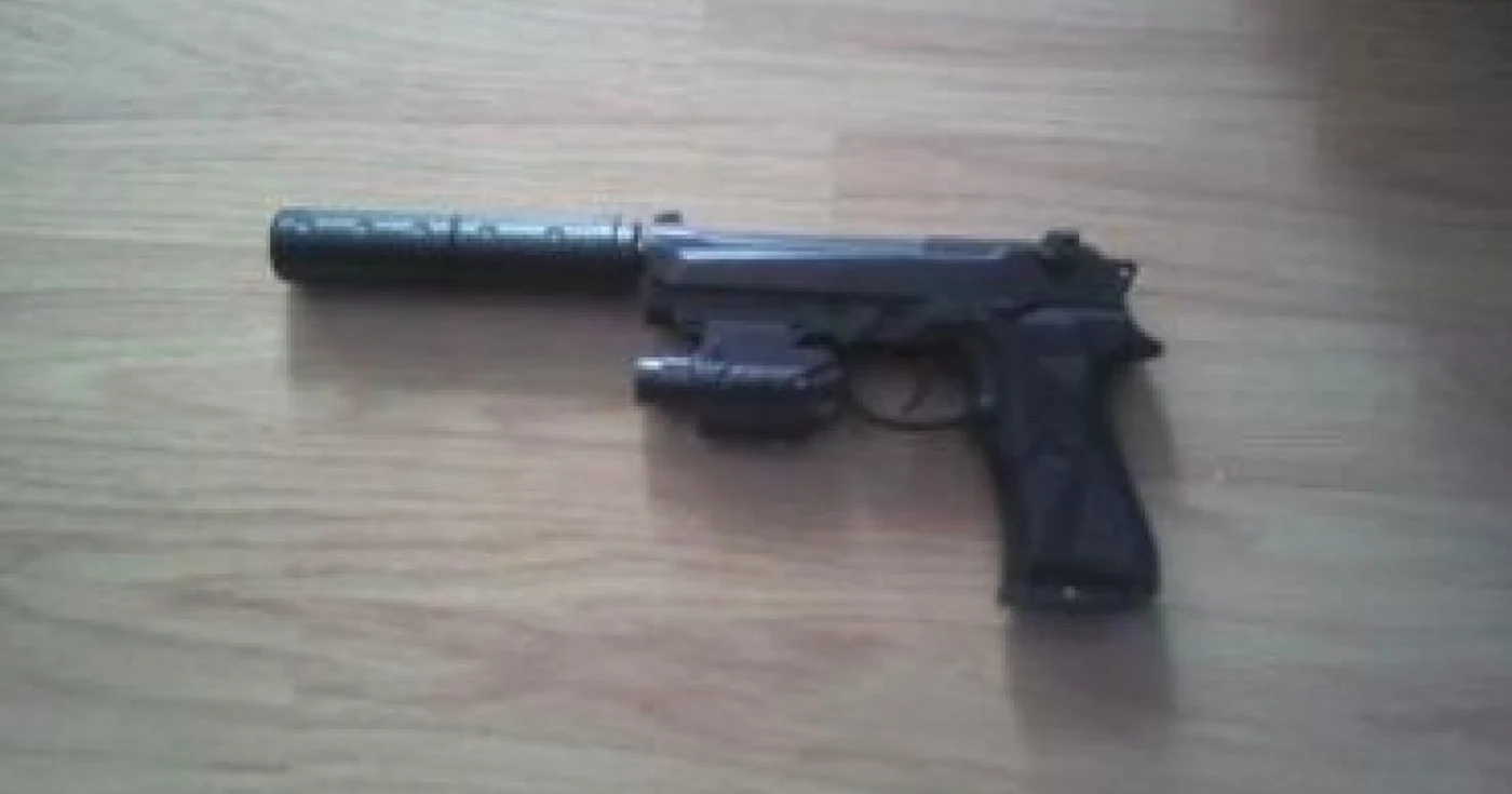 Alba: Un pistol cu bile de cauciuc a fost furat din torpedoul unei maşini