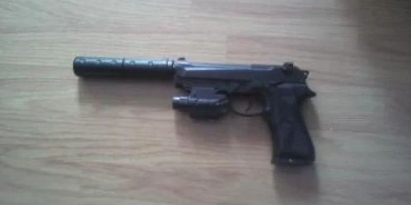 Alba: Un pistol cu bile de cauciuc a fost furat din torpedoul unei maşini