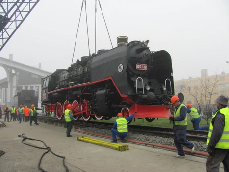 O locomotiva cu aburi a fost pusă pe o şină separată în gara din Cluj