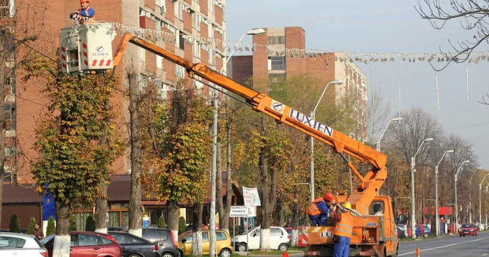 Angajaţii Luxten au început împodobirea oraşului. FOTO: D.G.