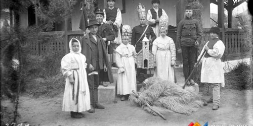 Copilăria de altădată la ţară Sursa muzeulvirtual.ro