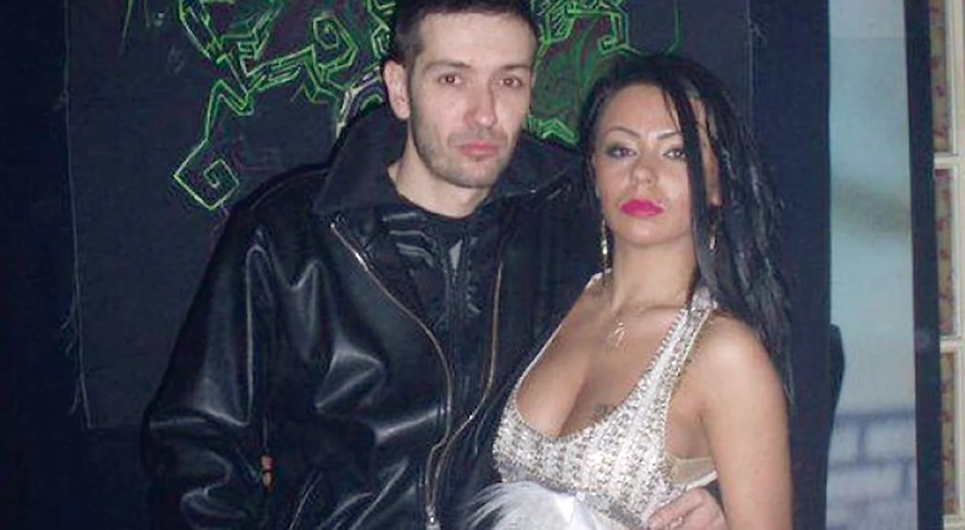 
    Cântăreţul s-a  căsătorit cu  Cătălina în  Penitenciarul  Colibași, în 2012  