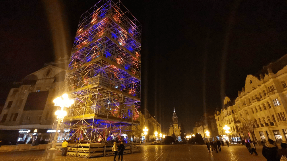 Dovlecei, roșii și fasole în turnul ridicat de arhitecții catalani în centrul Timișoarei VIDEO  
