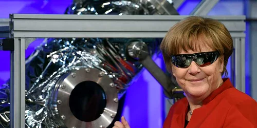 Cancelarul german Angela Merkel poartă ochelari de protecţie în timp ce urmăreşte un experiment în DLR_School_Lab Koln în timpul unei vizite la Centrul European al Astronauţilor (EAC) din cadrul Agenţiei Spaţiale Europene (ESA) la Koln Germania FOTO 