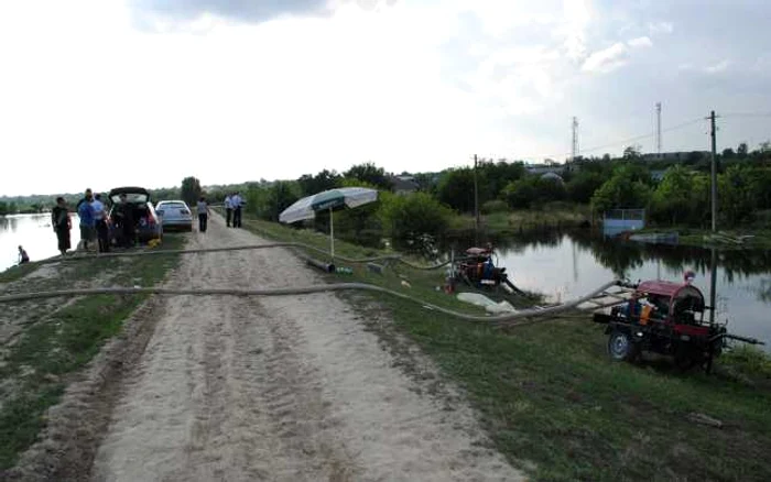 Pompierii au intervenit cu autospeciale şi motopompe pentru a scoate apa din curţile oamenilor. Foto ISU