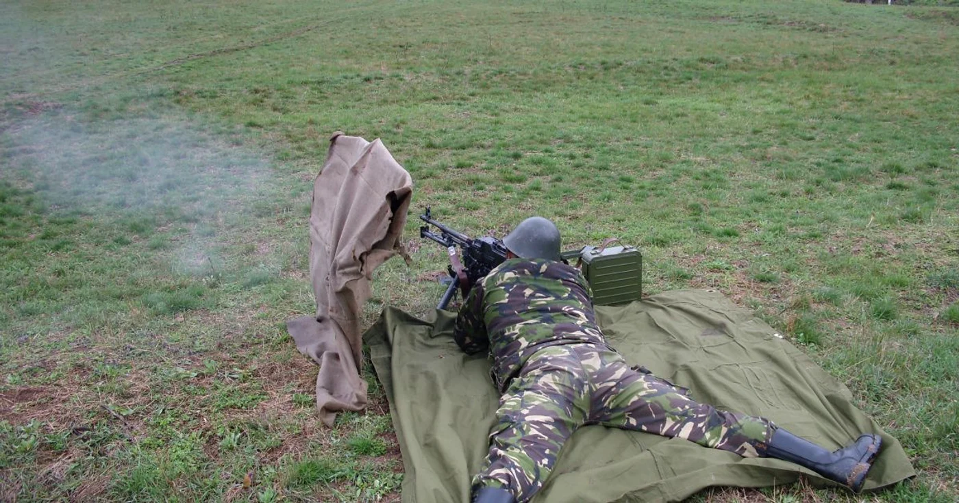 Tinerii care aleg uniforma militară mizează pe siguranţa locului de muncă