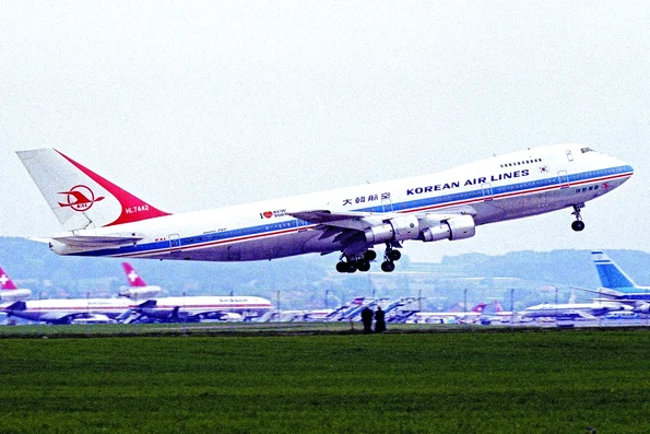 Avionul Boeing 747-230B aparţinând Korean Air Lines, fotografiat în 1980 (© Wikimedia Commons)