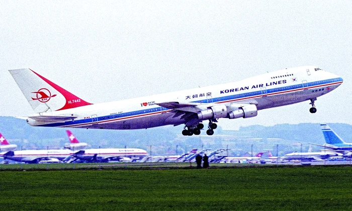 Avionul Boeing 747-230B aparţinând Korean Air Lines, fotografiat în 1980 (© Wikimedia Commons)