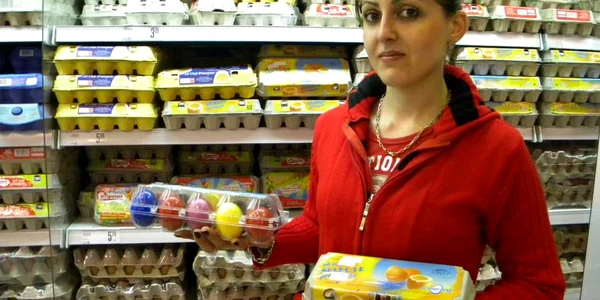 Clienţii cântăresc oferta la raioanele de ouă