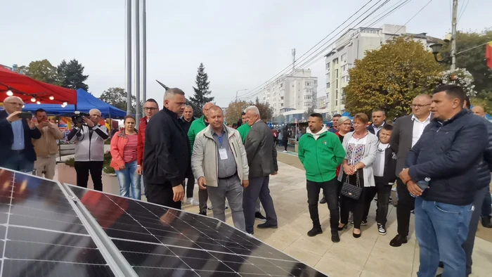 Ministrul Agriculturii la standul expozanților de sisteme fotovoltaice pentru ferme FOTO: A.M.
