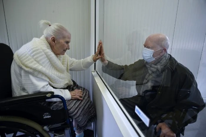 
    Mama infectată cu noul coronavirus și-a văzut fiul printr-un geam de plexiglasfoto: AFP  