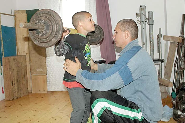 Băiatul se antrenează cu tatăl său