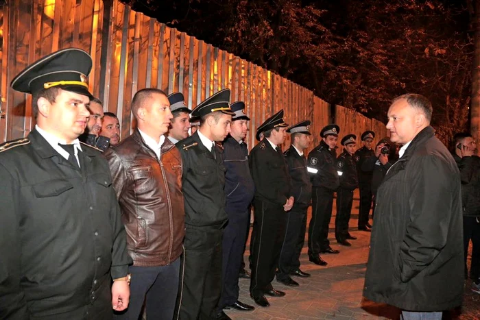 Corturile lui Usatii si Dodon pe bulevard