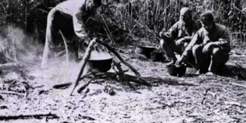 Lipoveni Delta Dunării pregătind ciorbă borş de peşte la ceaun Sursa Facebook Istoria Deltei Dunării / Corneliu Motoc