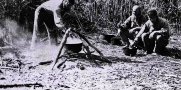 Lipoveni Delta Dunării pregătind ciorbă borş de peşte la ceaun Sursa Facebook Istoria Deltei Dunării / Corneliu Motoc