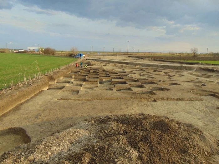 
    Morminte, un cimitir de incineraţie, vase ceramice şi bijuterii, descoperite pe traseul viitoarei centuri ocolitoare a Timişoarei Foto: Opinia Timişoarei   