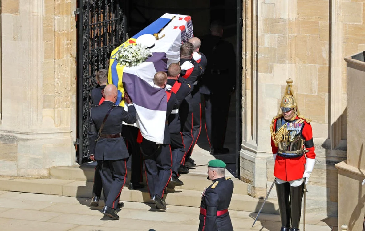 Sicriul prinţului Philip intrând în Capela St. George FOTO EPA-EFE