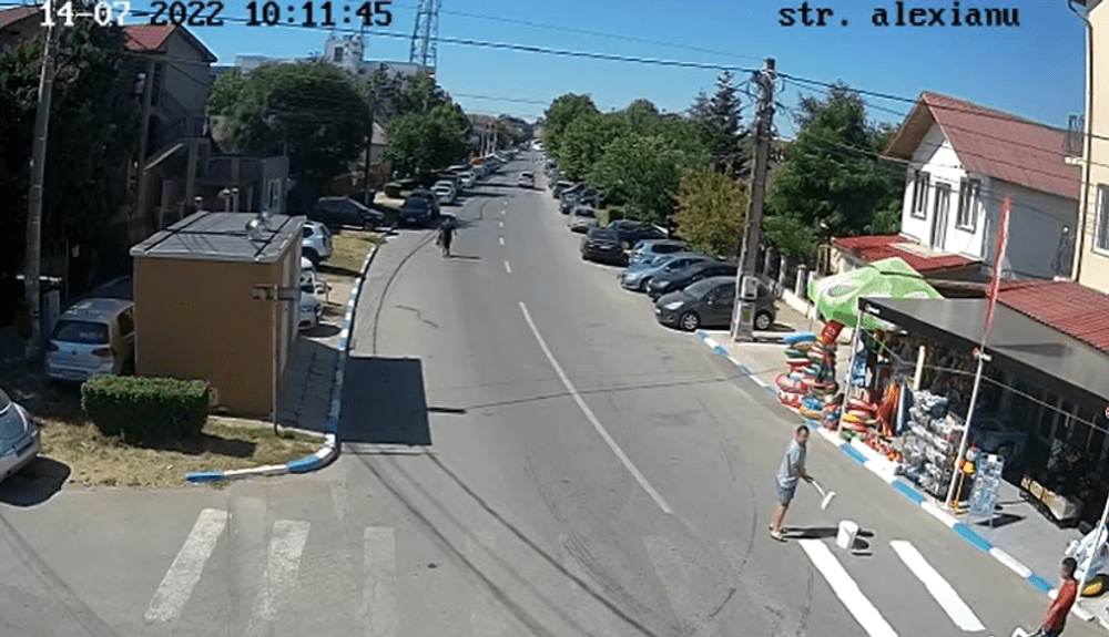 Momentul în care un bărbat din Costinești își face propria trecere de pietoni într-o intersecție VIDEO