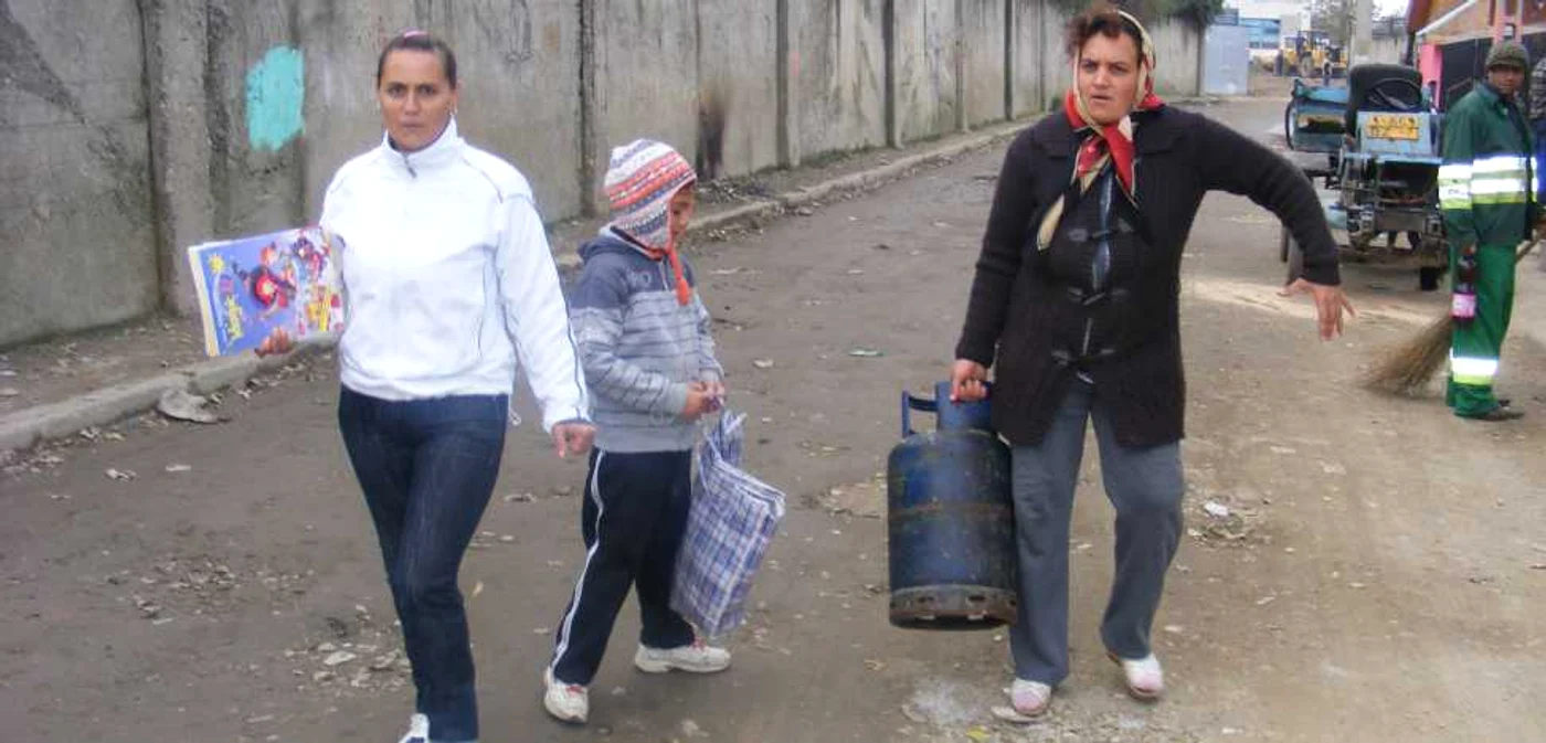 Georgiana Drăgoi îşi cară singură butelia după refuzul taximetriştilor