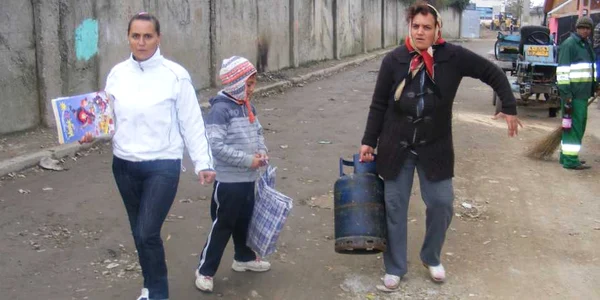Georgiana Drăgoi îşi cară singură butelia după refuzul taximetriştilor